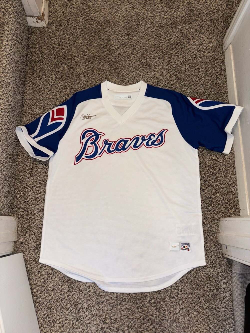 Nike Atlanta Braves embroidered Throwback Jersey. NWOT. Large